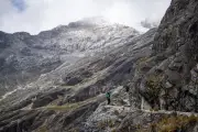 Turistas desafían alturas extremas en ascenso al nevado Chacaltaya en Bolivia