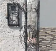 Vecinos alarmados por cables sueltos en vías de Bucaramanga: exigen solución urgente