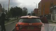 Video capta violento robo a camioneta en Bogotá a plena luz del día