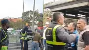 Violenta pelea en Transmilenio: vigilantes enfrentan a presuntos colados en estación Pradera