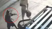 Violento atraco a padre con bebé en brazos en Santa Marta: video capta agresión