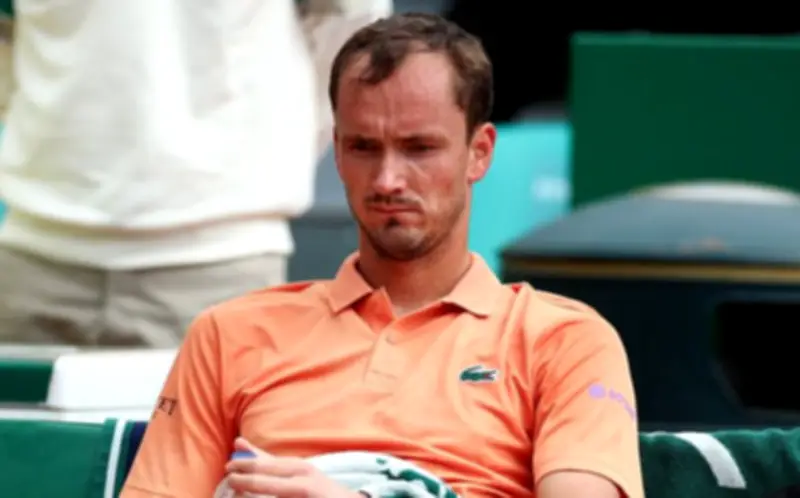 Medvedev protagoniza escena surrealista al romper raqueta en derrota sorpresiva