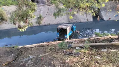 Accidente en Cali: caliguala cae a canal con ocho heridos