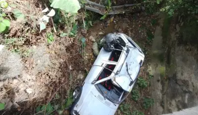 Accidente en puente de Bucaramanga deja dos heridos tras cerrada de buseta