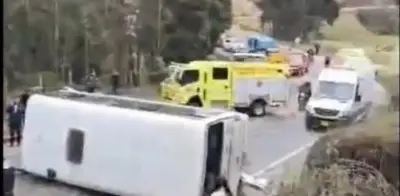 Accidente en vía Tunja-Villa de Leyva: bus público volcado deja múltiples heridos