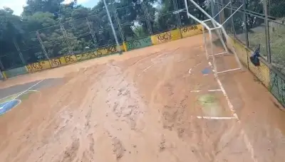 Acordonan paso peatonal en Floridablanca por deslizamiento de tierra