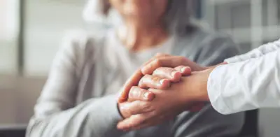 Anciana de 87 años declarada muerta dos veces enfrenta millonaria deuda médica por error administrativo