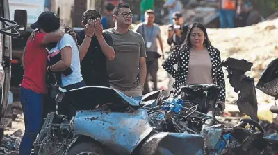 Atentado en Cajibío: familiares lloran frente a escombros de vehículos