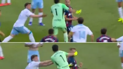 Batalla campal en el derbi aragonés: Huesca vs Zaragoza termina con tres expulsados