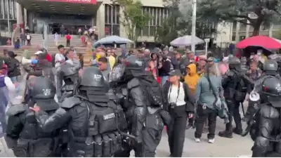 Bloqueos de vendedores informales paralizan vías clave en Bogotá por decreto municipal