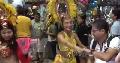Bolivia celebra a su selección pese a eliminación mundialista con fiesta en aeropuerto