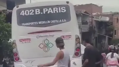 Bus sin frenos impacta casa tras colisión en Medellín: varios heridos reportados