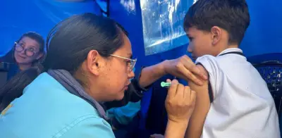 Cali transforma la vacunación infantil con 'nutria amiga' y jornada lúdica en más de 120 IPS