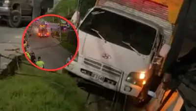 Camión se vuelca contra una vivienda en el sur de Bogotá