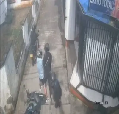 Captan en video violento atraco a joven en motocicleta en Floridablanca