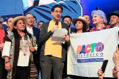 Cepeda evita debates y restringe información a votantes