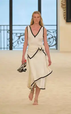 Chanel presenta polémica sandalia que solo cubre el tacón en su colección Crucero