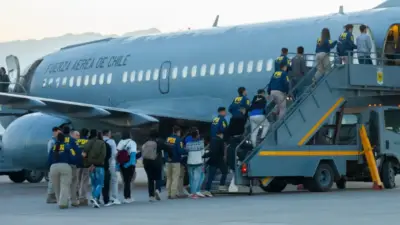 Chile inicia expulsiones masivas: primer vuelo con colombianos deportados despega