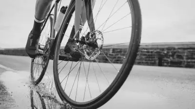 Ciclista profesional sufre grave accidente en entrenamiento y lucha por su vida en la UCI