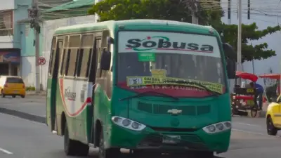 Conductor de bus en Barranquilla desvía ruta para salvar vida de pasajera desmayada
