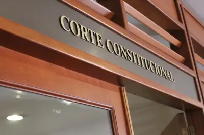 Corte Constitucional protege derechos de madre lactante en familia homoparental y exige licencias inclusivas