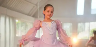 Cuidado capilar infantil y autoestima: rutinas diarias que moldean la confianza desde niños