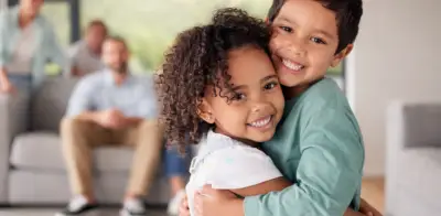 Cuidar hermanos desde niños desarrolla empatía y habilidades sociales según estudios