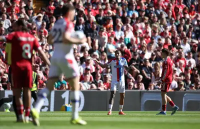 Daniel Muñoz anota insólito gol en Anfield tras lesión de portero del Liverpool