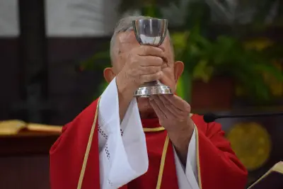 El encuentro en Emaús: Jesús se revela al partir el pan en la Eucaristía