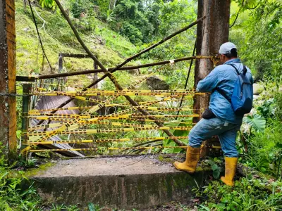 Emergencia en Simacota: Puente peatonal colapsa por lluvias y deja incomunicada vereda La Estrella