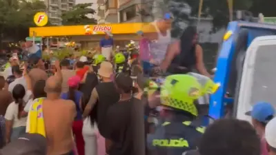 Escándalo en Santa Marta: ciudadanos descienden motos de grúas en operativo de tránsito