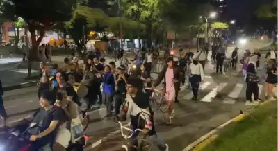 Estudiantes de Univalle marchan con antorchas en Cali en protesta nocturna