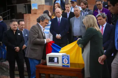 Fajardo inscribe comité para blindar la Constitución de 1991 frente a intentos petristas