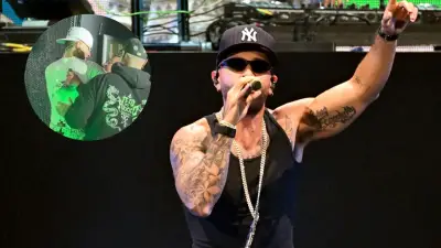 Fanática sube a tarima de Feid en Bogotá y cantante la abraza