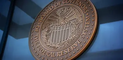 Fed en pausa incómoda: no baja tasas y enfrenta inflación y desaceleración