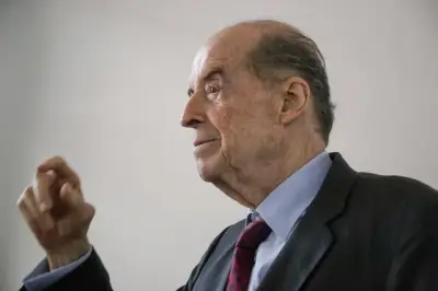 Fiscalía acusa formalmente a excanciller Álvaro Leyva por prevaricato en licitación de pasaportes