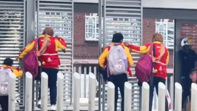 Funcionarias de la Alcaldía de Bogotá captadas colándose en TransMilenio