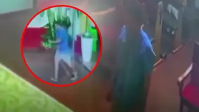 Hombre roba celular en una parroquia mientras esperaba para confesarse