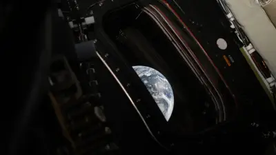 Impresionante vista de la Tierra desde la cápsula Orión en la misión lunar Artemis II