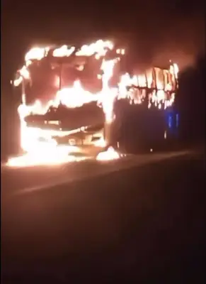 Incendio consume bus de hinchas de Junior en vía Cartagena-Barranquilla sin heridos