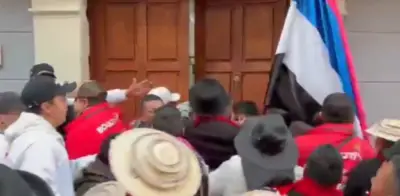 Indígenas Misak intentaron ingresar por la fuerza a la Cancillería en Bogotá durante protestas