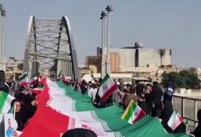 Irán forma cadenas humanas para proteger infraestructuras clave ante amenazas de bombardeo de EE.UU.