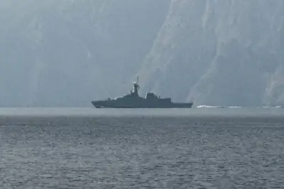 Irán reabre el estrecho de Ormuz con condición y Trump responde con advertencia de bloqueo naval