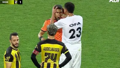 Jugador egipcio besa al árbitro tras decisión del VAR en inusual episodio futbolístico