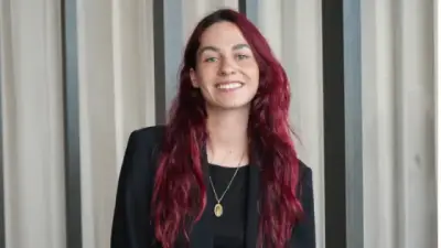 Julia Salenders: desmontando el machismo moderno con datos y humor crítico