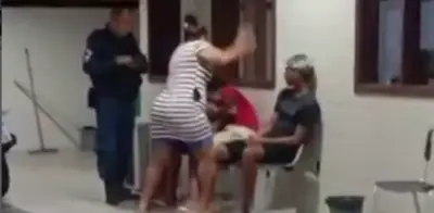 Madre golpea a su hijo con chancla en comisaría tras ser capturado por robo en Brasil