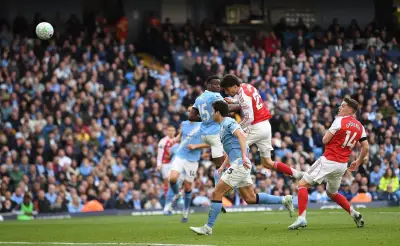 Manchester City derrota a Arsenal 2-1 y pone en jaque el título de la Premier League