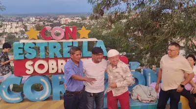 Moncho Santana revive 'Cali Pachanguero' en las calles de Siloé durante la Ruta de la Salsa