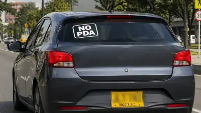 ¿Multa o inmovilización por llevar calcomanía 'NO PDA' en Colombia?