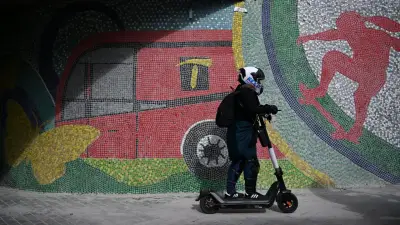 Nueva ley regula motos y patinetas eléctricas: multas de hasta 285 mil pesos